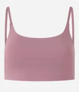 Top deportivo negro con escote recto y tirantes finos, confeccionado en poliamida con elastano.