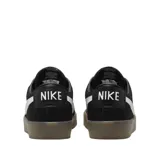 Championes Nike SB Zoom Blazer Low Pro GT, color negro con el swoosh en blanco y suela de goma translúcida.