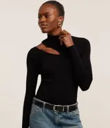 Blusa ajustada de punto leve color negro, con cuello alto, mangas largas y abertura en el hombro.