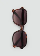 Gafas de sol con diseño cuadrado y montura de pasta con estampado carey. Cuentan con cristales degradados y protección UV categoría 3.