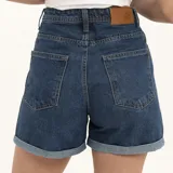 Short de jean azul oscuro con ruedo doblado.