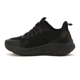 Championes deportivos Diadora modelo Delta, completamente negros, con capellada de malla transpirable y logo de la marca en el lateral. Presentan una suela gruesa y robusta.
