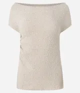 Blusa de punto color crema, con escote asimétrico, mangas cortas, textura y fruncido lateral.