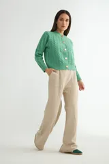 Pantalón de punto de corte ancho y tiro alto, con cintura elástica y bolsillos laterales.