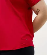 Remera deportiva de microfibra texturizada, color blanco, con cuello redondo, mangas cortas y recortes laterales.