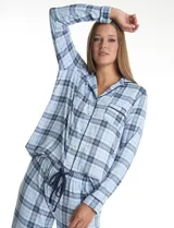 Conjunto de pijama de dos piezas con estampado de cuadros en tonos celestes y azul marino. La parte superior es una camisa de manga larga con cuello solapa, escote en V, cierre frontal con botones y un bolsillo aplicado en el pecho. El pantalón cuenta con cintura elástica y lazo de ajuste.