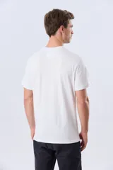 Remera de manga corta y cuello redondo color azul melange, con estampa y letras bordadas en el pecho.