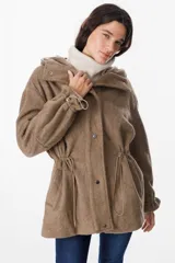 Campera de paño con capucha, cierre frontal con botones a presión y cordones ajustables en la cintura. Presenta un diseño de corte recto con mangas largas y puños ajustables.