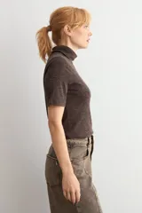 Polera de manga corta con cuello alto, confeccionada en tejido acanalado de color bordó con efecto melange.