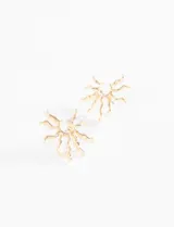 Par de aros dorados con diseño de sol estilizado, con rayos ondulados.