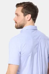 Camisa sport de manga corta a rayas celestes y blancas, con cuello abotonado, cierre frontal con botones y bolsillo ojal en el pecho.