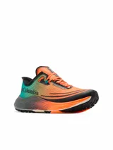 Championes de trail running Columbia modelo Konos Speed Trail, con diseño degradado en tonos naranja y verde, suela de gran tracción y mediasuela amortiguada.