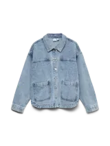 Campera de denim estilo shacket, con cierre frontal de botones metálicos, cuello clásico y dos bolsillos frontales amplios. Presenta un diseño de corte holgado y costuras reforzadas.