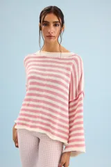 Buzo tejido de algodón con diseño a rayas horizontales en color crudo y rosado, cuello redondo y mangas anchas.