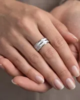 Anillo de acero quirúrgico con incrustaciones de nácar blanco, de diseño ancho y líneas intercaladas.