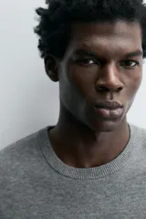 Camiseta de manga corta color amarillo pálido, con cuello redondo acanalado y corte relajado.