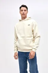 Buzo tipo canguro de felpa con friza, color beige, con capucha, bolsillos laterales y puños elásticos. Presenta arte de marca estampado en el pecho y en la espalda.