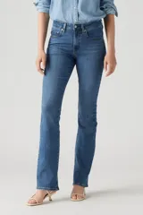 Pantalón de jean azul de tiro alto, ajustado en cadera y muslos, con pierna acampanada.