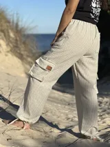Pantalón de tela rayada color beige y blanco, con bolsillos cargo y ajuste en los tobillos.
