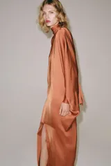 Vestido tipo túnica de viscosa color terracota, con cuello redondo, mangas largas amplias y diseño midi.