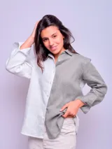 Camisa de lino color celeste, de manga larga, con cierre frontal de botones y cuello camisero.