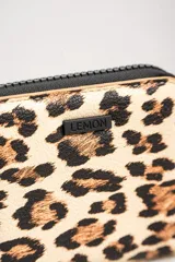 Billetera con cierre de cremallera y estampado animal print de leopardo.