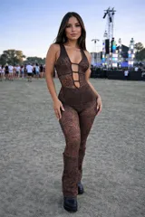 Catsuit de encaje color marrón, con diseño sin mangas, escote profundo con aberturas frontales y corte ajustado al cuerpo.