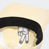 Gorra azul de algodón con logo de la marca bordado en verde en el frente.