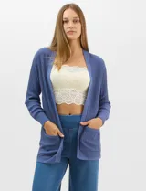 Cardigan abierto de tejido acanalado, con bolsillos frontales y mangas largas de corte entallado con puños de rib.