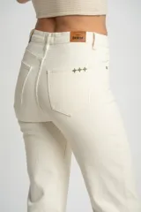 Pantalón de jean color crudo, corte recto, tiro medio, confeccionado en algodón peinado con elastano.