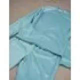 Conjunto de pijama de dos piezas confeccionado en tela de plush térmico color celeste. Incluye una remera de manga larga con cuello redondo y un pantalón de corte recto con cintura elástica.