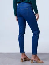 Jegging azul con pretina elastizada, bolsillos delanteros simulados y bolsillos traseros aplicados.