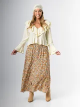 Falda midi con estampado floral multicolor, corte acampanado y cintura elastizada. Incluye cinturón de rafia elastizado y desmontable.