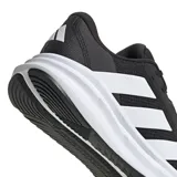 Championes de running Adidas Galaxy 7, color negro con las tres rayas distintivas de la marca en blanco. Cuentan con mediasuela Cloudfoam para amortiguación y empeine textil para resistencia y sujeción.