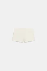 Shorts mini de tiro bajo color gris, con cierre lateral con cremallera oculta en costura.