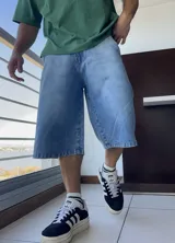 Bermuda de jean celeste, corte ancho y largo a la rodilla.