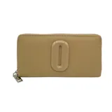 Billetera rectangular Las Oreiro de material sintético en color beige, con cierre perimetral metálico y logo en relieve en la parte frontal.