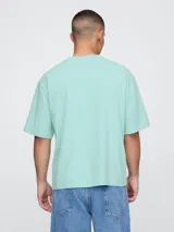 Remera color beige de corte holgado y mangas cortas.