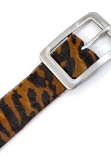 Cinto de cuero con estampado animal print y hebilla metálica plateada.