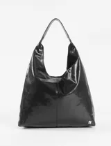 Cartera tipo hobo de diseño minimalista en color negro con acabado brillante. Presenta una estructura amplia y flexible con una sola asa integrada y cierre mediante botón a presión.