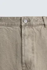 Pantalón balloon fit de algodón con efecto lavado, corte holgado y diseño tipo cargo. Cuenta con bolsillos delanteros, bolsillos traseros de parche y trabillas para cinturón.