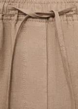 Pantalón recto color beige de lino, con cintura elástica y cordón ajustable, tiro medio y bolsillos laterales.