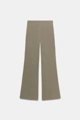 Pantalón largo de tiro alto con cintura elástica y diseño de pierna ancha estilo flare.