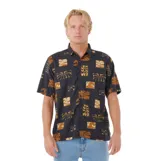 Camisa de manga corta negra con diseño estampado de bloques con motivos tropicales y abstractos en tonos tostados y beige, de corte clásico con cuello camisero y cierre frontal de botones.