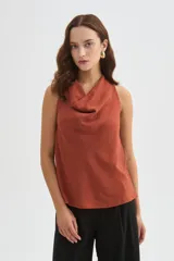 Musculosa sin mangas de poliéster, con diseño holgado y cuello buche color marrón.