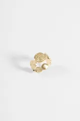 Anillo de acero quirúrgico color dorado, con diseño de eslabones circulares que presentan un grabado en espiral.