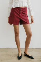 Short de denim color bordó, de tiro medio y corte recto.