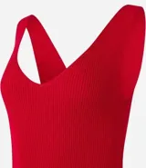 Vestido midi de punto texturizado, corte ajustado al cuerpo, con escote en V y breteles medianos.