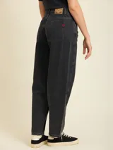 Jean de corte balloon fit, confeccionado en denim de algodón en tono azul claro lavado. Presenta un diseño de tiro medio con costuras laterales curvadas que definen su silueta amplia y relajada.