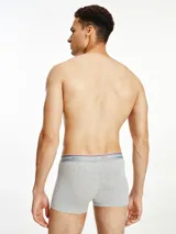 Pack de tres bóxers Tommy Hilfiger, confeccionados en algodón elástico. Incluye un bóxer negro, uno blanco y uno gris. Todos con cintura elástica con el logo de la marca.